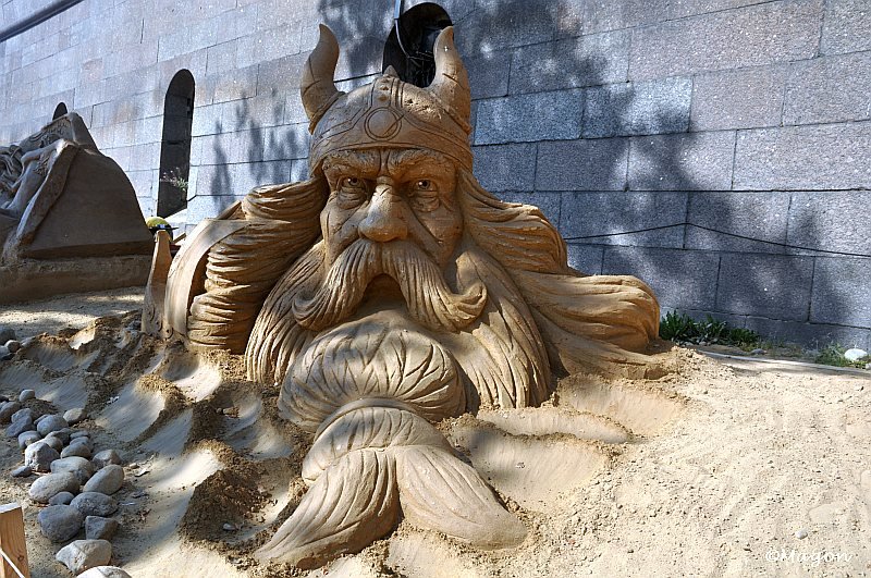 Викинг с рогатым шлемом на Sand Festival в России